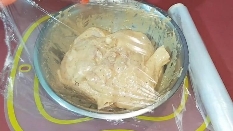 Couvrir le bol avec les cuisses de poulet d'une pellicule plastique et laisser mariner.