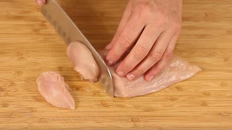 Couper le poulet en morceaux approximativement égaux.