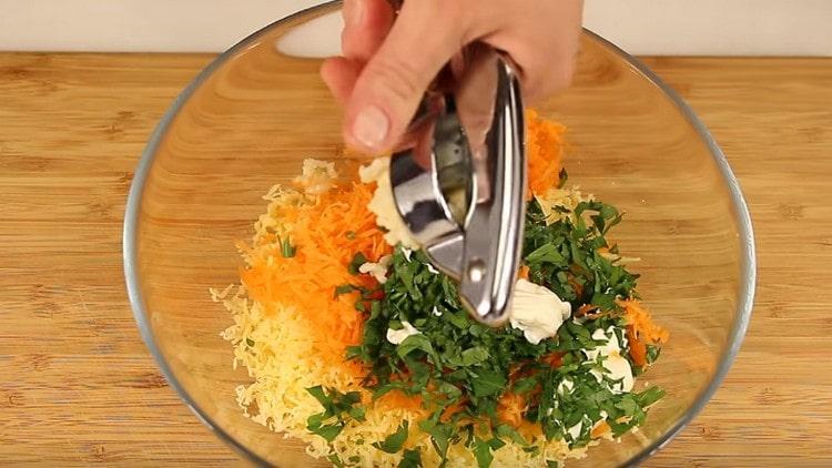 Cuire la farce de carottes râpées et de fromage. herbes hachées, ail et mayonnaise.