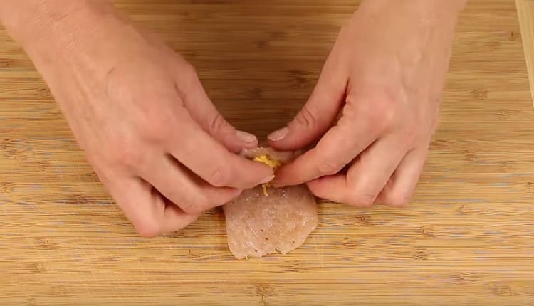 pour chaque morceau de viande, étaler une cuillerée de farce et envelopper le tout avec un rouleau.