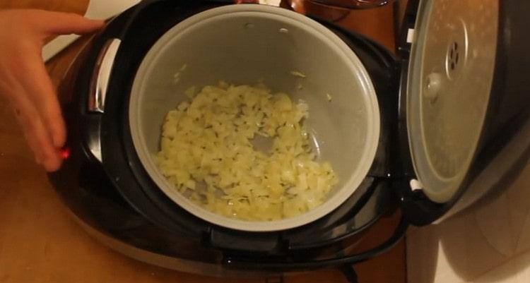 Fríe la cebolla hasta que esté dorada, y luego apague el modo de freír.