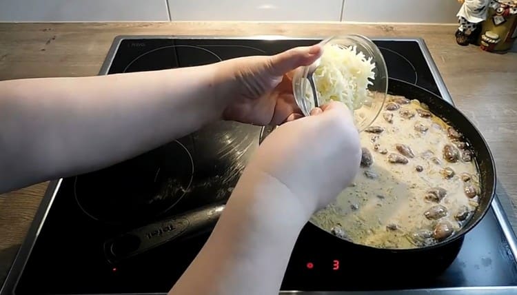 Presque à la toute fin, nous ajoutons du fromage râpé sur une râpe fine, mélangez.