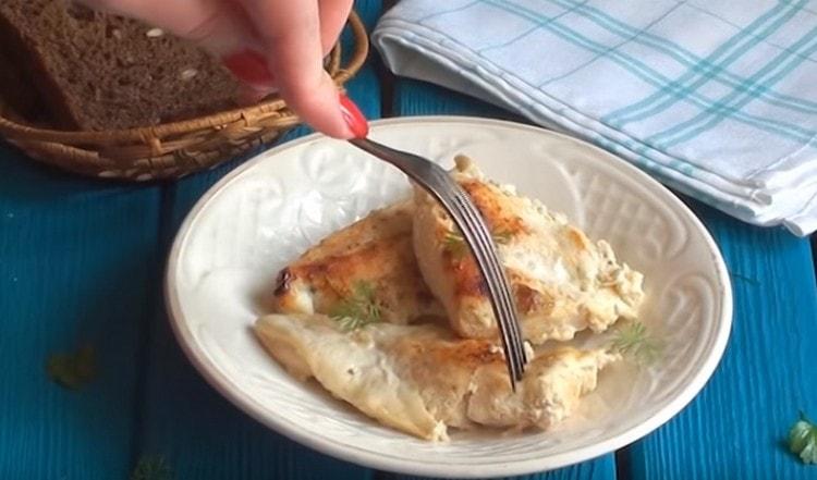 Le poulet cuit au kéfir au four ne fait que fondre dans la bouche.