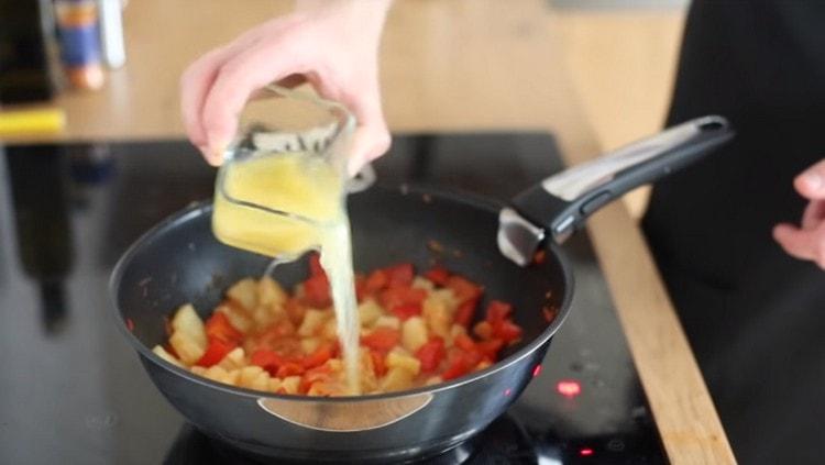 Ajoutez au sirop de légumes des ananas en conserve, du ketchup.
