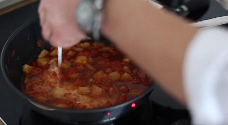 Introduire l'amidon dans la sauce épaississante.