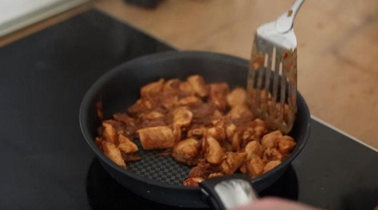 Nous envoyons le poulet dans une autre casserole et le faisons frire pendant plusieurs minutes jusqu'à ce qu'il soit cuit.