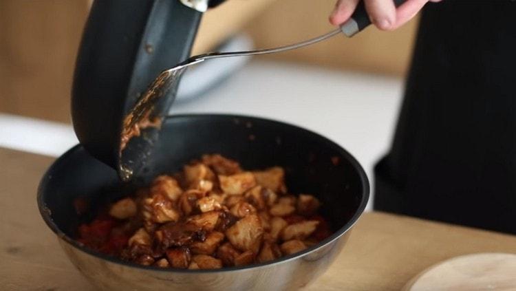 U umaku pomiješajte pripremljene komade piletine s povrćem.