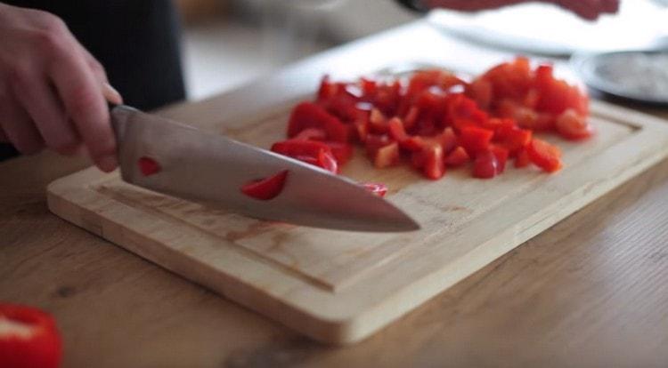 Couper la tomate et le poivron en petits morceaux.