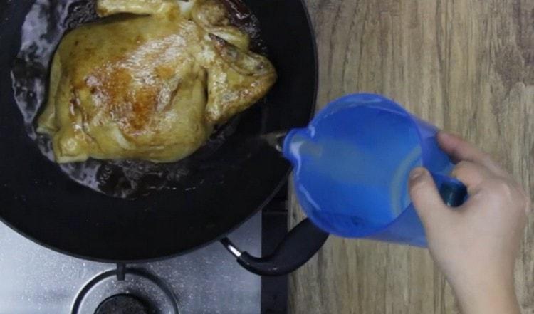 Ajouter de l'eau dans la casserole et couvrir.