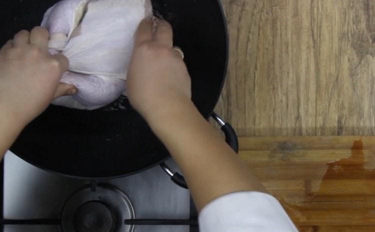 Nous répandons le poulet dans une casserole.