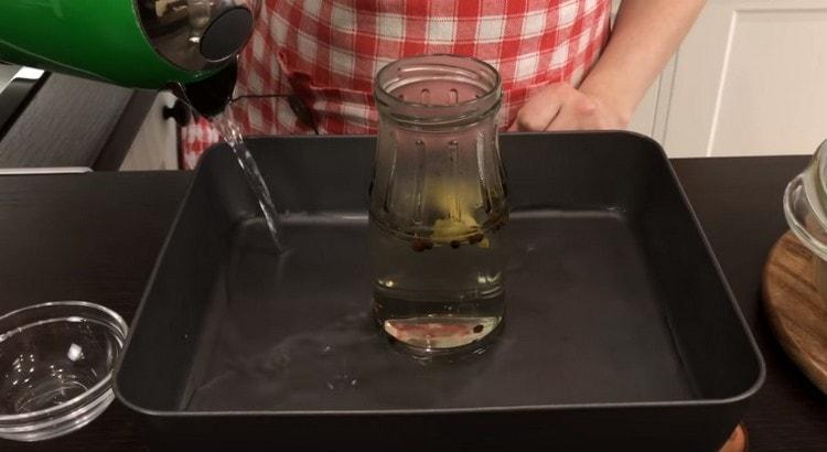 Vierta agua en un frasco, en una bandeja para hornear también.
