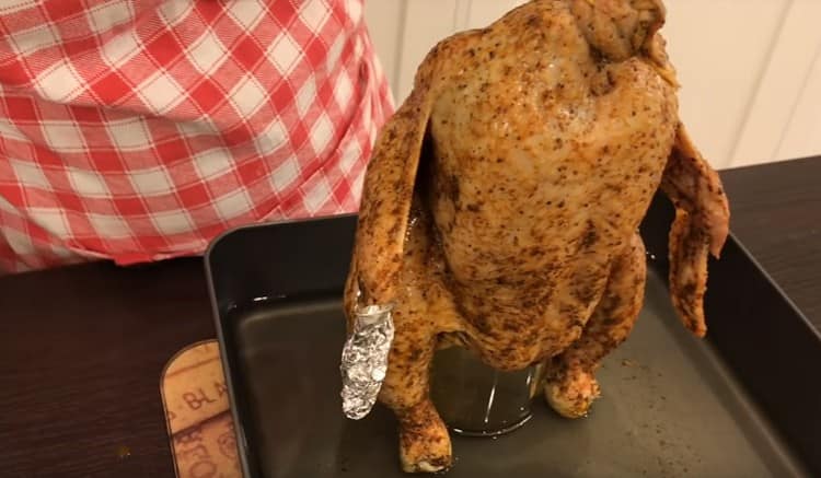 Envuelva los extremos de las alitas de pollo con papel de aluminio. para que no se quemen en el horno.