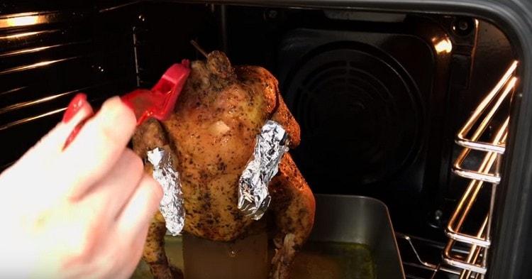 15 minutos antes de cocinar, engrase el pollo con agua de una bandeja para hornear.