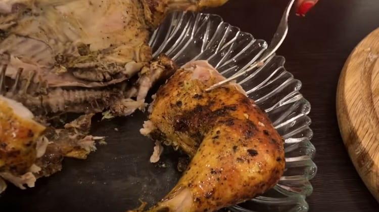 Pollo cocinado en una botella en el horno, simplemente se derrite en la boca.