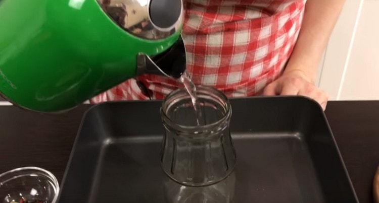 Calentamos la jarra con agua hirviendo.