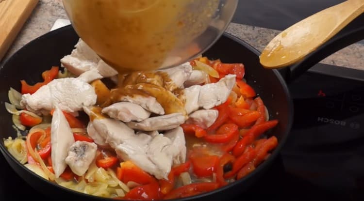 Når løgen bliver gennemsigtig, skift kyllingen hen til den og tilsæt saucen.