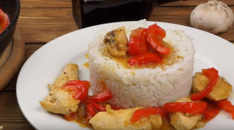 El pollo tailandés va muy bien con arroz.