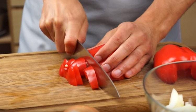 Skær en peberfrugt i en tynd strimmel.