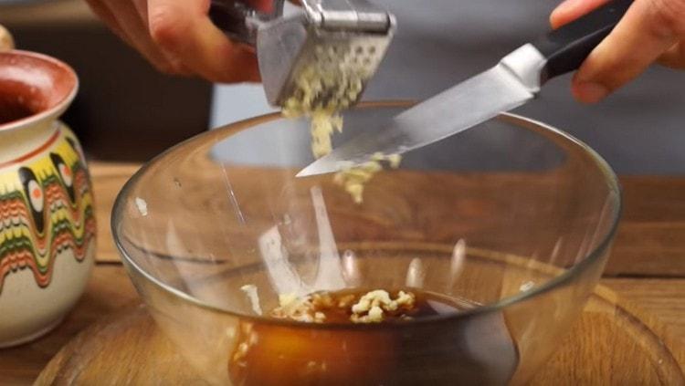 Da biste napravili umak, pomiješajte med, sojin umak i češnjak.