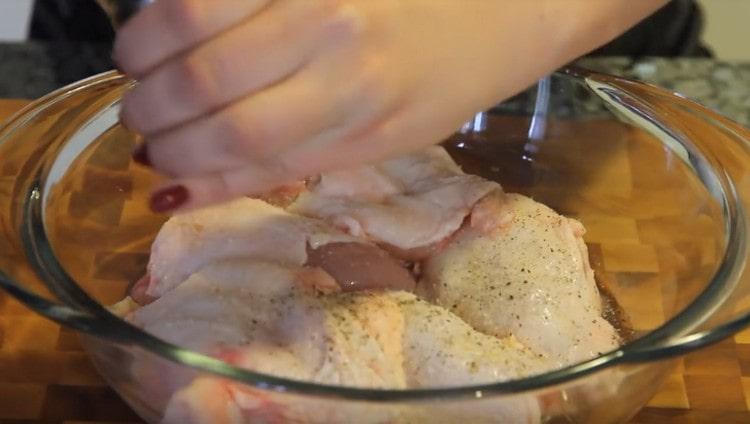Lavez mes cuisses de poulet, séchez-les avec du papier absorbant, salez et poivrez avec du cornichon.