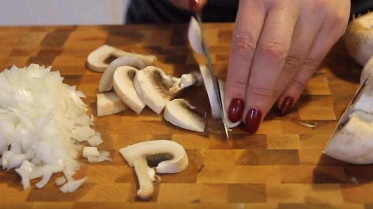 Nous coupons les champignons en fines tranches.