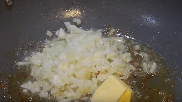 Retiramos el pollo de la sartén, ponemos la cebolla en el mismo aceite, agregamos un trozo de mantequilla.