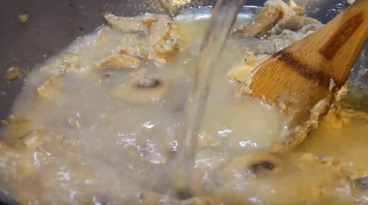 Lorsque le fromage est dissous, ajoutez de l'eau dans la casserole.