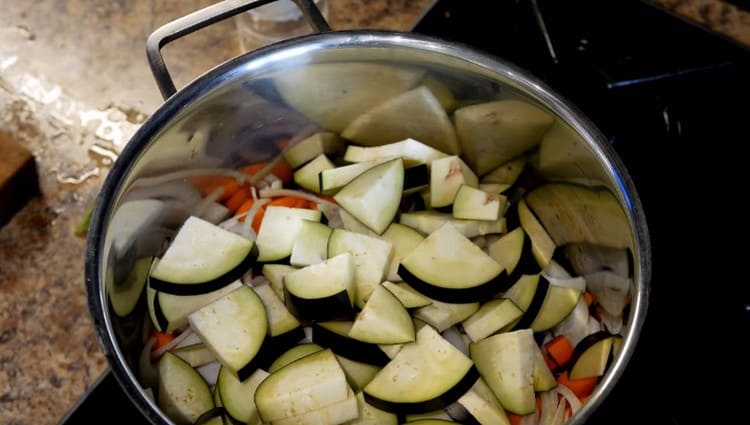 Ajouter les aubergines tranchées en gros morceaux dans la casserole.