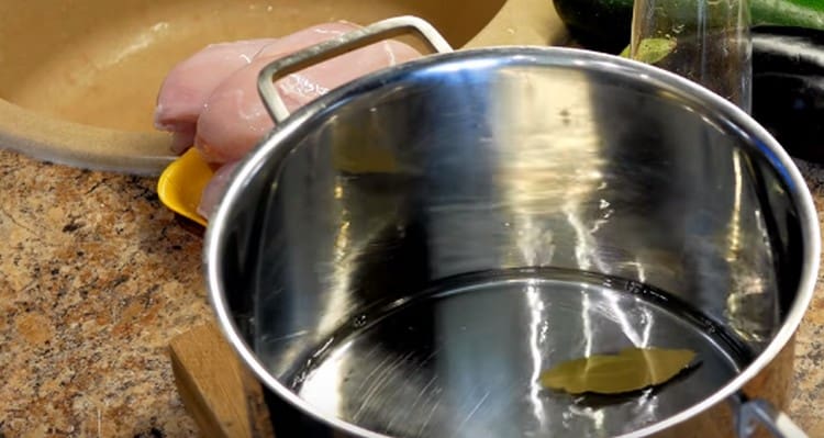 Versez un peu d'eau dans la casserole, ajoutez la feuille de laurier.