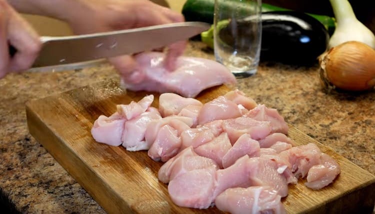 Couper le poulet en tranches.