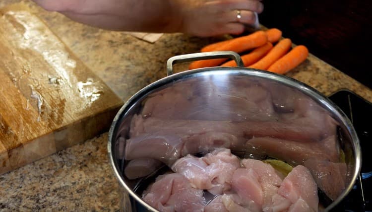 Nous répandons le poulet dans une casserole, du sel.