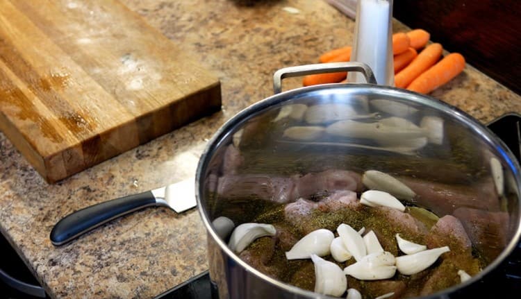 Étalez l'ail préparé dans une casserole.