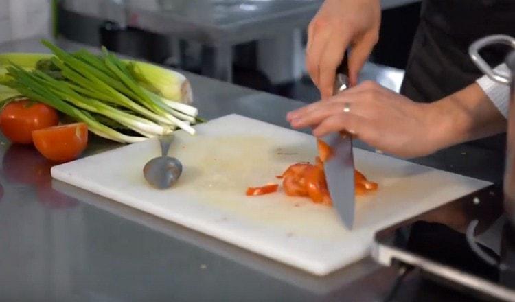 Cortar el tomate y agregar a la sartén.