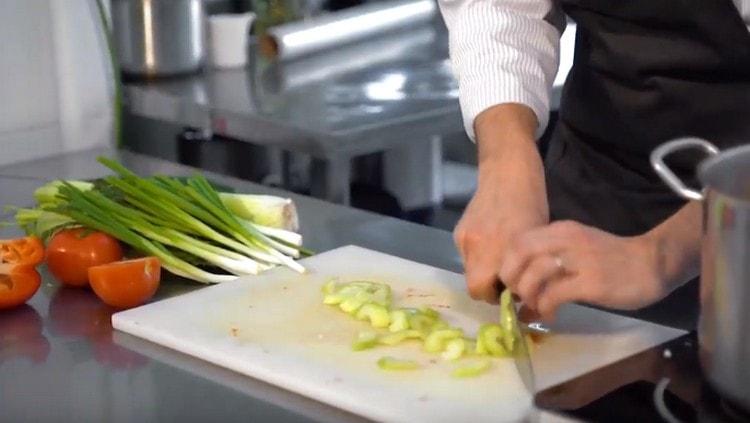 Agregue a las verduras preparadas también los tallos de apio en rodajas.