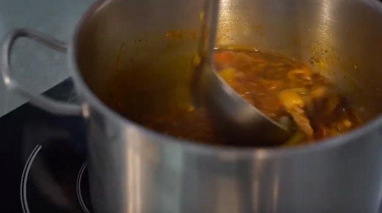 Povrće prelijte prethodno pripremljenom juhom, na kraju dodajte začine.