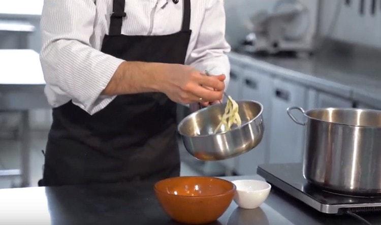 Séparément, faites bouillir des spaghettis ou des nouilles.