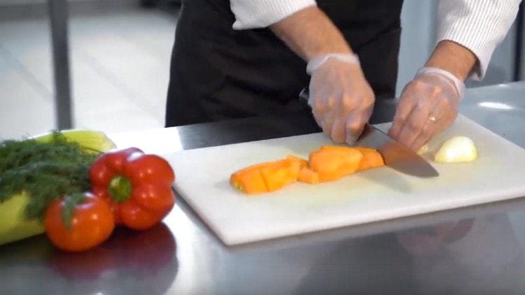 Cortamos cebollas y zanahorias en trozos grandes.