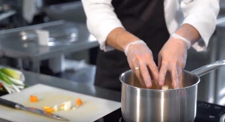 Extendemos las verduras en una sartén con un fondo grueso y las freímos ligeramente en aceite vegetal.