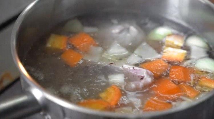 Remplissez le tout avec de l'eau et laissez le bouillon à ébullition.