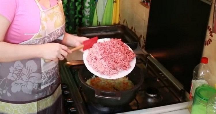 Agregue carne picada a las verduras, mezcle.