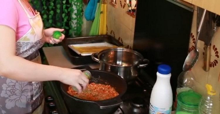 À la fin, assaisonner avec la sauce bolognaise à l'ail séchée.