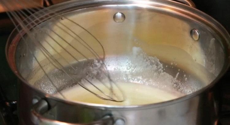 Derrita la mantequilla en una olla.