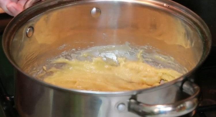 Ajouter la farine au beurre et brasser rapidement.