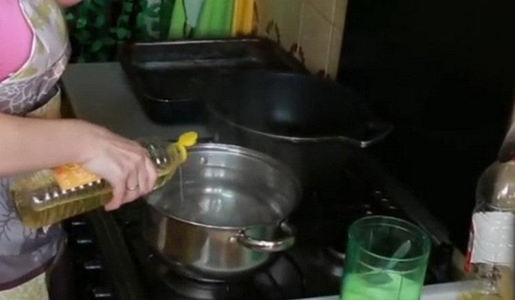 Porter l'eau à ébullition dans une casserole, saler et ajouter de l'huile végétale.
