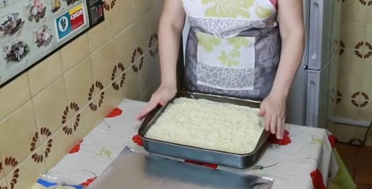 Cubra el plato con láminas de lasaña, engrase con salsa bechamel y espolvoree con queso.