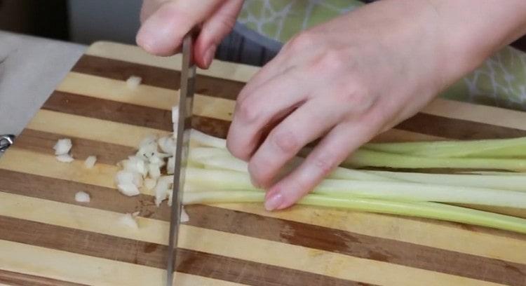 Grind the stem celery.