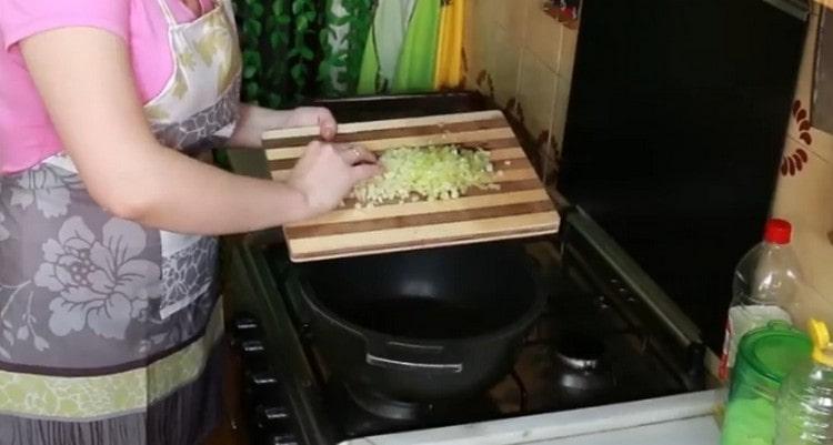 Nous répandons le céleri dans un chaudron ou une casserole préchauffé.