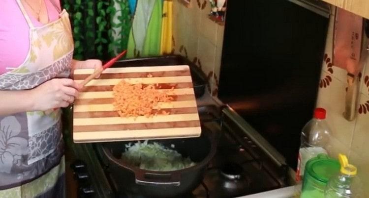 Ajoutez les carottes à l'oignon avec le céleri.