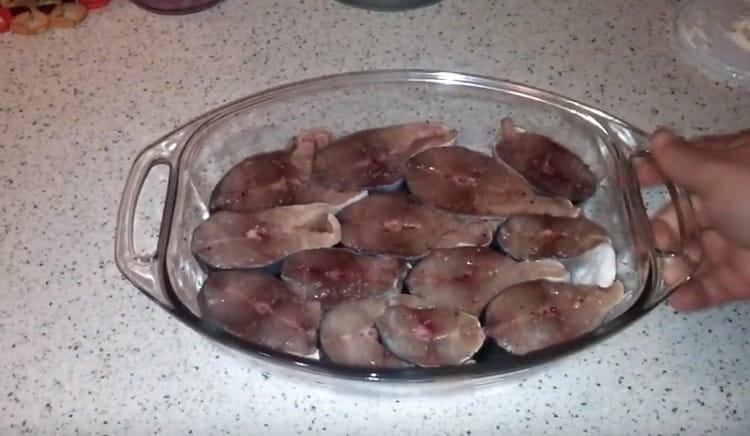 put the fish cut into pieces into a baking dish greased with vegetable oil.