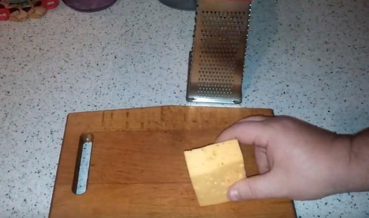 Râpez le fromage à pâte dure.